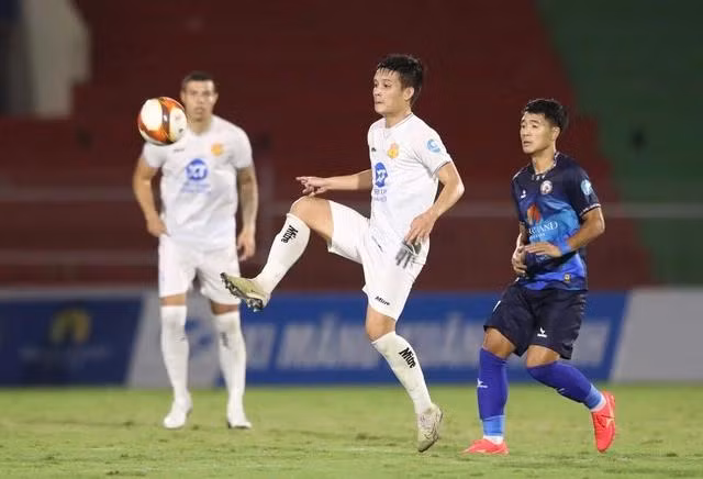 Hà Đức Chinh (phải) không thể ghi bàn như ở V-League vào lưới Nam Định. Ảnh CLB cung cấp