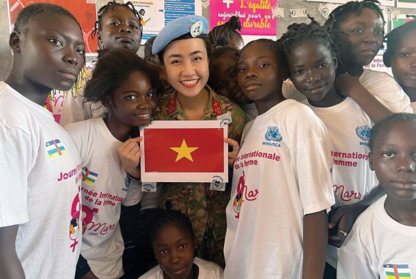 Đại úy Vũ Nhật Hương với các nữ sinh Trường Lakouanga ở Thủ đô Bangui, nhân ngày Quốc tế Phụ nữ. Đại úy Vũ Nhật Hương với các nữ sinh Trường Lakouanga ở Thủ đô Bangui, nhân ngày Quốc tế Phụ nữ.
