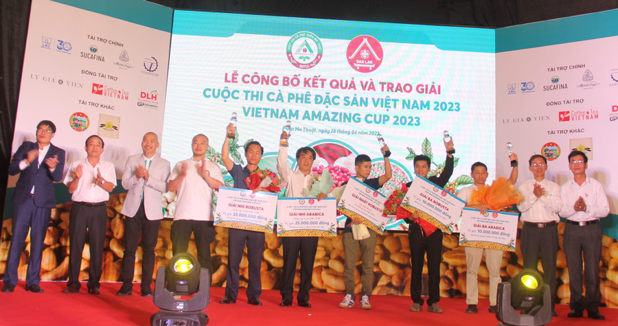 Top 3 cà phê Arabica và Top 3 cà phê Robusta được vinh danh tại buổi lễ. Top 3 cà phê Arabica và Top 3 cà phê Robusta được vinh danh tại buổi lễ.
