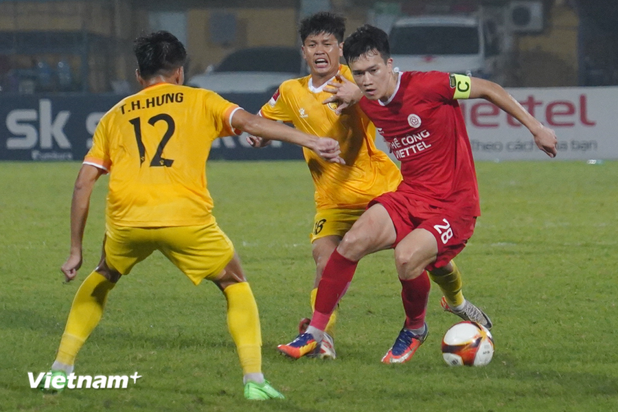 Sau quãng thời gian dài &apos;im tiếng,&apos; Hoàng Đức (áo đỏ) lấy lại phong độ đúng vào thời điểm Thể Công cần anh nhất. (Ảnh: Việt Anh/Vietnam+)