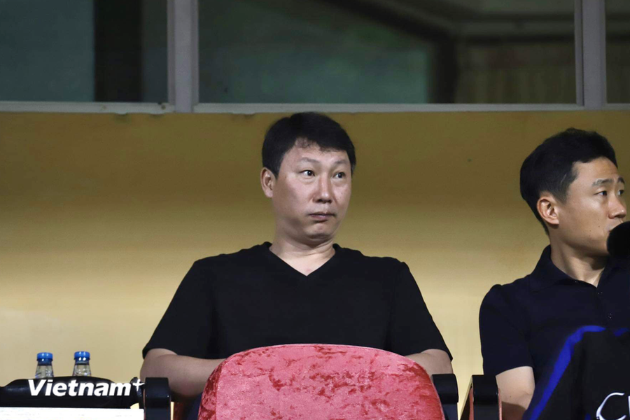 Tân huấn luyện viên Kim Sang-sik tích cực dự khán các trận đấu tại V-League nhằm tìm ra những lựa chọn chất lượng nhất cho Đội tuyển Việt Nam. (Ảnh: Việt Anh/Vietnam+)