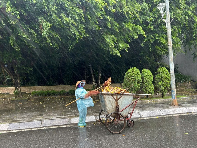 Công nhân vệ sinh làm việc dưới mưa gió Công nhân vệ sinh làm việc dưới mưa gió