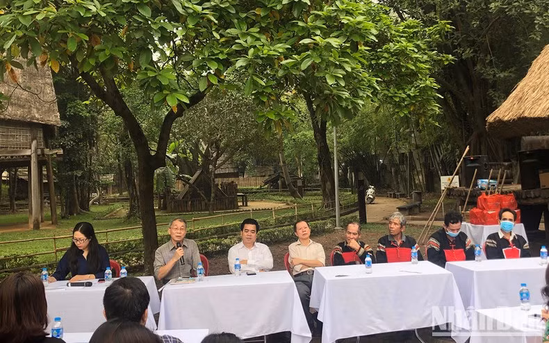 Các chuyên gia chia sẻ về ngôi nhà truyền thống của người Ê Đê.