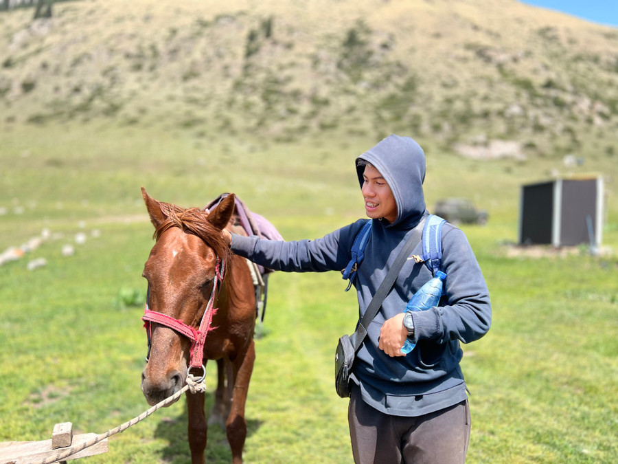 Thảo nguyên và đồi núi Kyrgyzstan.