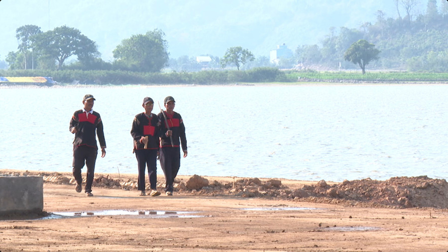 Trước khi tiến hành nghi lễ cúng, già làng cùng với hai thanh niên trai tráng trong làng sẽ đi mời các thần bảo vệ buôn làng bắt đầu từ đầu buôn, đi dọc theo bờ hồ đến cuối bờ hồ thì quay về điểm tổ chức lễ cúng. Trước khi tiến hành nghi lễ cúng, già làng cùng với hai thanh niên trai tráng trong làng sẽ đi mời các thần bảo vệ buôn làng bắt đầu từ đầu buôn, đi dọc theo bờ hồ đến cuối bờ hồ thì quay về điểm tổ chức lễ cúng.