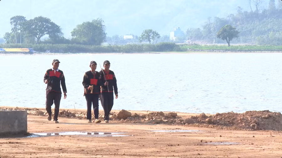 Trước khi tiến hành nghi lễ cúng, già làng cùng với hai thanh niên trai tráng trong làng sẽ đi mời các thần bảo vệ buôn làng bắt đầu từ đầu buôn, đi dọc theo bờ hồ đến cuối bờ hồ thì quay về điểm tổ chức lễ cúng.