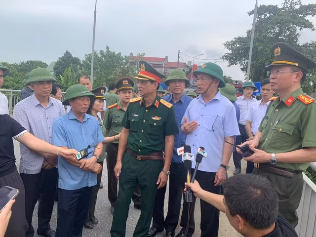 Phó Thủ tướng Hồ Đức Phớc (thứ hai từ trái qua) đến hiện trường chỉ đạo công tác cứu hộ, cứu nạn - Ảnh: VGP Phó Thủ tướng Hồ Đức Phớc (thứ hai từ trái qua) đến hiện trường chỉ đạo công tác cứu hộ, cứu nạn - Ảnh: VGP