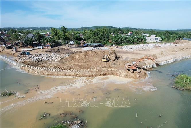 Dự án kè chống sạt lở thôn Đông Yên 2, xã Bình Dương, huyện Bình Sơn, Quảng Ngãi đang được đẩy nhanh thi công để đảm bảo an toàn trước mùa mưa bão. Ảnh: Phạm Cường/TTXVN