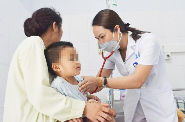 Bé trai 2 tuổi đi cấp cứu vì ngộ độc do uống nhầm lọ thuốc tẩy mụn - Ảnh 1. Bác sĩ đang thăm khám cho bệnh nhi 2 tuổi bị ngộ độc do uống nhầm thuốc tẩy mụn ruồi. Ảnh: BVCC