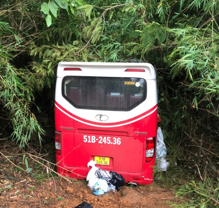 Hiện trường xe ôtô dưới vực đèo. Ảnh: Phạm Duy Hiện trường xe ôtô dưới vực đèo. Ảnh: Phạm Duy