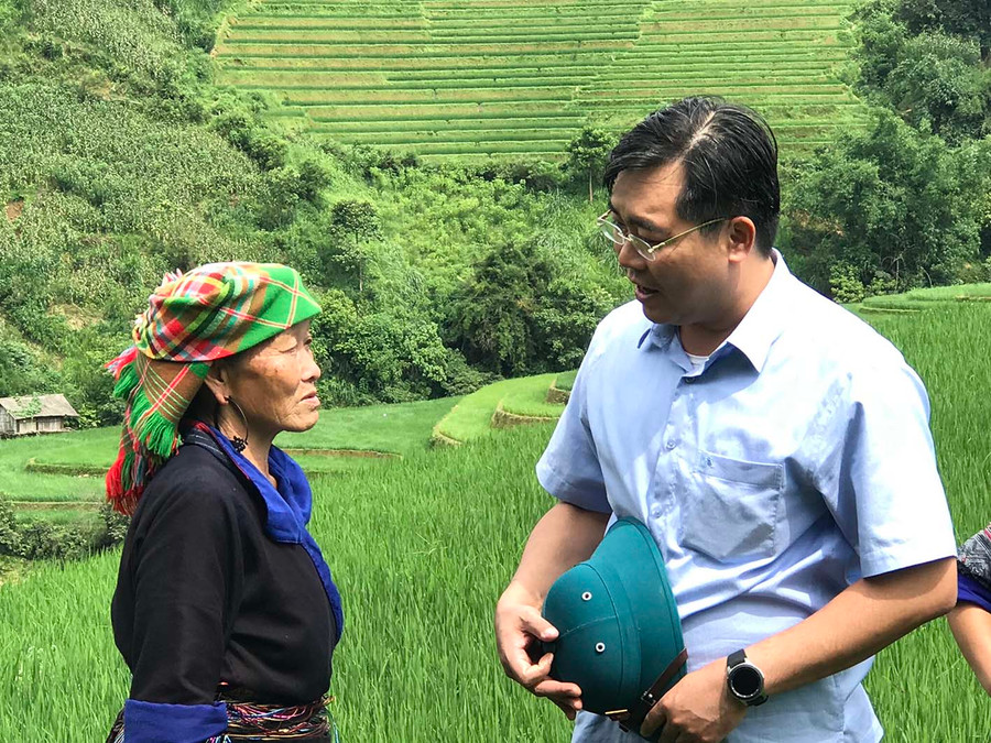 Bí thư Huyện ủy Mù Cang Chải Nông Việt Yên trong “Ngày cuối tuần về cùng dân”. Ảnh: T.H
