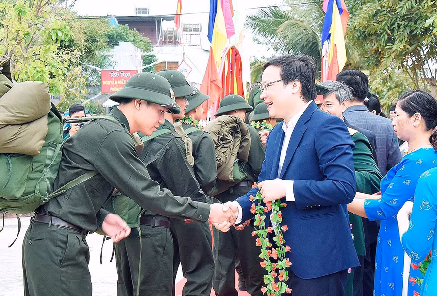 Chủ tịch UBND tỉnh Trương Hải Long tặng hoa cho các thanh niên tại thị xã Ayun Pa lên đường nhập ngũ. Ảnh: Đức Thụy