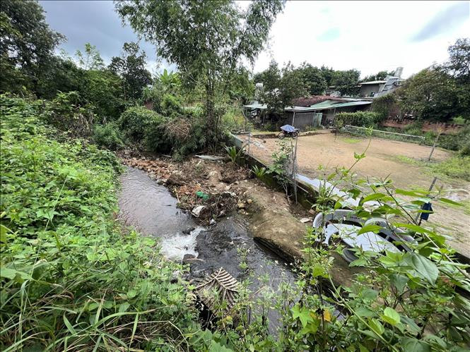 Phía sau lô đất đang cho cửa hàng Con Cưng thuê buôn bán, hành lang suối bị lấn chiếm, dòng suối bị thu hẹp. Phía sau lô đất đang cho cửa hàng Con Cưng thuê buôn bán, hành lang suối bị lấn chiếm, dòng suối bị thu hẹp.