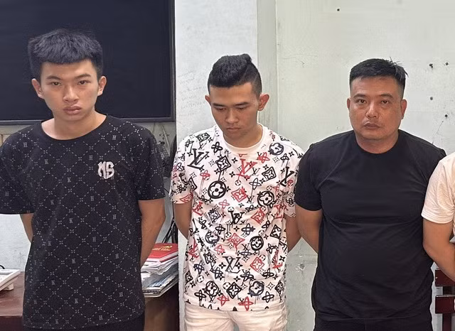 Nhóm của Lưu và Long tại cơ quan công an.