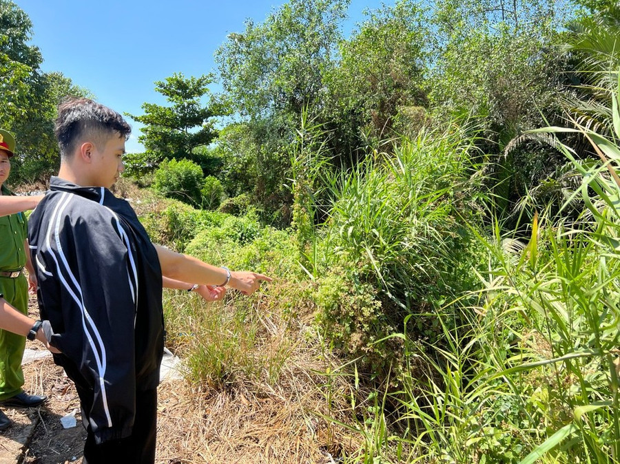 Nghi phạm Khoa được di lý ra hiện trường Nghi phạm Khoa được di lý ra hiện trường