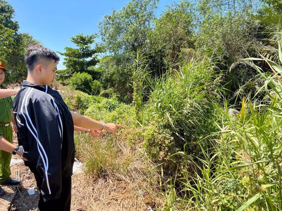 Nghi phạm Khoa được di lý ra hiện trường