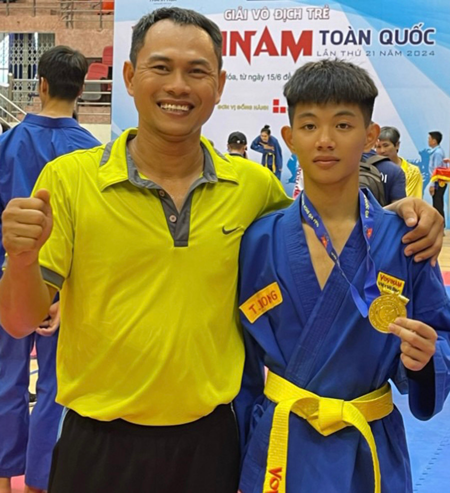 Em Nguyễn Xuân Tuấn Long (bìa phải) là niềm hy vọng vàng của Vovinam Gia Lai. Ảnh: L.V.N