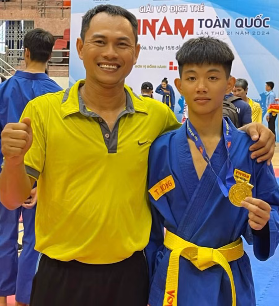 Em Nguyễn Xuân Tuấn Long (bìa phải) là niềm hy vọng vàng của Vovinam Gia Lai. Ảnh: L.V.N