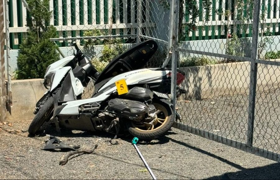 Hiện trường xe máy lao vào cổng nhà dân sau khi bị các đối tượng tấn công "nhầm" Hiện trường xe máy lao vào cổng nhà dân sau khi bị các đối tượng tấn công "nhầm"