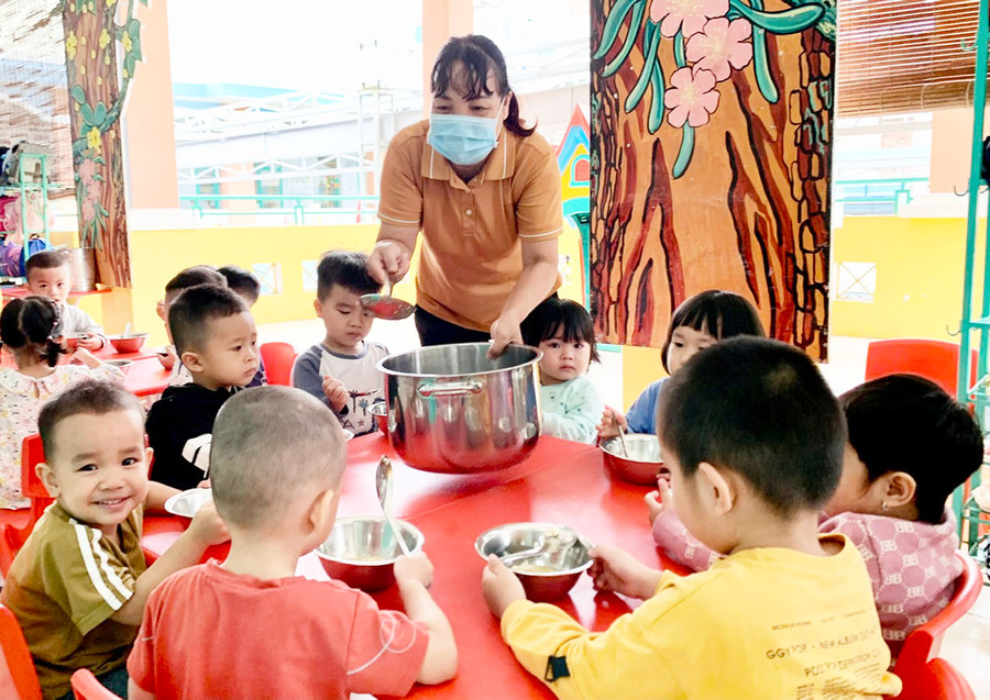 Học sinh Trường Mầm non Hoa Phong Lan (TP. Pleiku) ăn trưa tại trường. Ảnh: N.Y