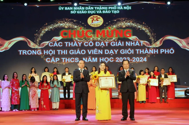Lãnh đạo Sở Giáo dục và Đào tạo Hà Nội trao giải Nhất hội thi Giáo viên dạy giỏi thành phố cấp trung học cơ sở năm học 2023-2024 cho cô Phạm Tường Vân. (Ảnh: NVCC)