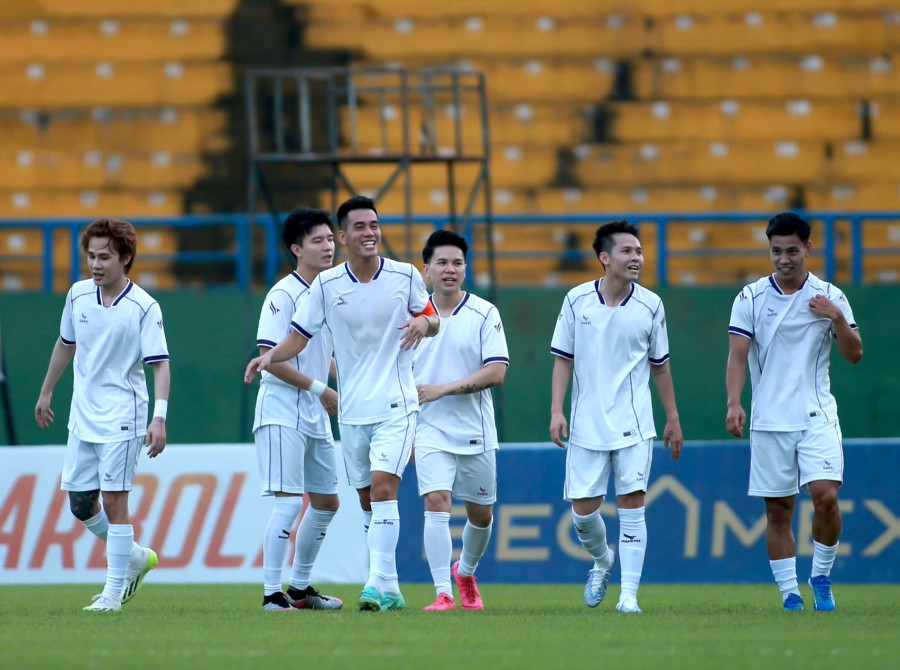 Tiến Linh cùng các cầu thủ bên đội Lan Tỏa. Ảnh Khang Nguyên Tiến Linh cùng các cầu thủ bên đội Lan Tỏa. Ảnh Khang Nguyên