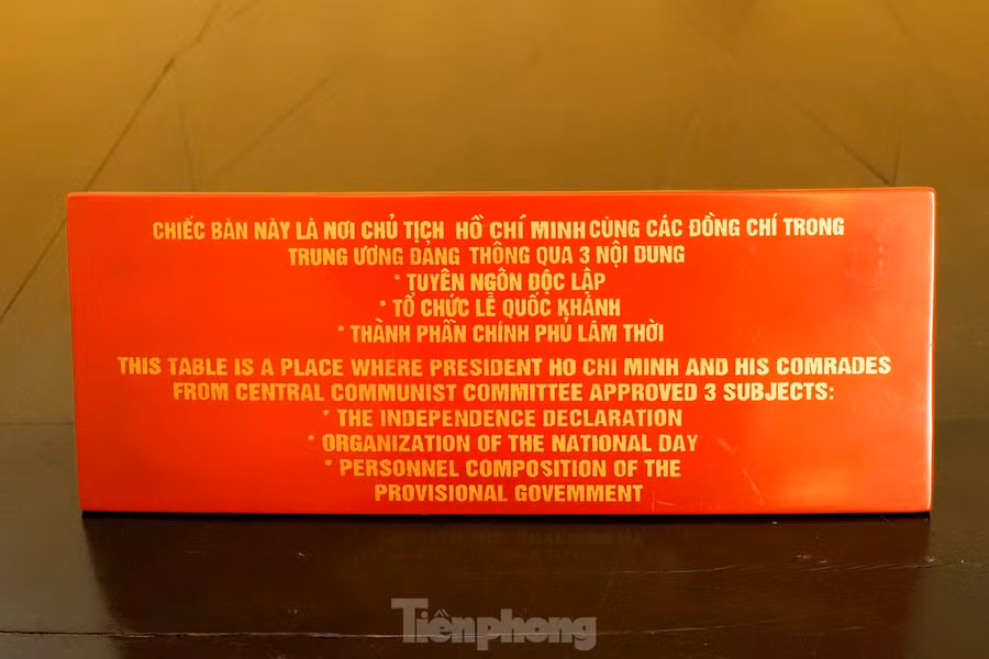 Chiếc bàn nơi bản Tuyên ngôn độc lập được thông qua. Chiếc bàn nơi bản Tuyên ngôn độc lập được thông qua.