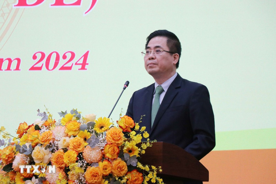 Ông Nguyễn Hoàng Giang phát biểu nhận nhiệm vụ sau khi được bầu làm Chủ tịch Ủy ban Nhân dân tỉnh Quảng Ngãi. (Ảnh: Phạm Cường/TTXVN) Ông Nguyễn Hoàng Giang phát biểu nhận nhiệm vụ sau khi được bầu làm Chủ tịch Ủy ban Nhân dân tỉnh Quảng Ngãi. (Ảnh: Phạm Cường/TTXVN)