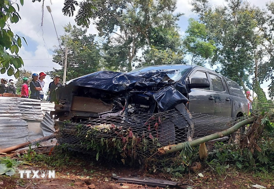 Xe ôtô bán tải sau khi va chạm với xe máy tiếp tục đâm sập tường rào một khu rẫy ven Quốc lộ 26. (Ảnh: Tuấn Anh/TTXVN) Xe ôtô bán tải sau khi va chạm với xe máy tiếp tục đâm sập tường rào một khu rẫy ven Quốc lộ 26. (Ảnh: Tuấn Anh/TTXVN)