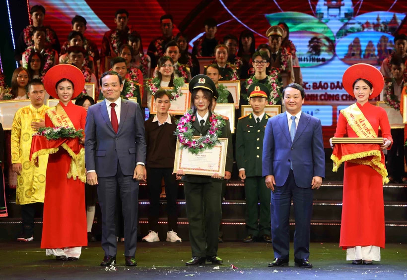 Phó Thủ tướng Trần Lưu Quang và Bộ trưởng, Chủ nhiệm Ủy ban dân tộc Hầu A Lềnh trao Bằng khen cho các học sinh, sinh viên, thanh niên dân tộc thiểu số xuất sắc, tiêu biểu năm 2023. (Ảnh: An Đăng/TTXVN) Phó Thủ tướng Trần Lưu Quang và Bộ trưởng, Chủ nhiệm Ủy ban dân tộc Hầu A Lềnh trao Bằng khen cho các học sinh, sinh viên, thanh niên dân tộc thiểu số xuất sắc, tiêu biểu năm 2023. (Ảnh: An Đăng/TTXVN)