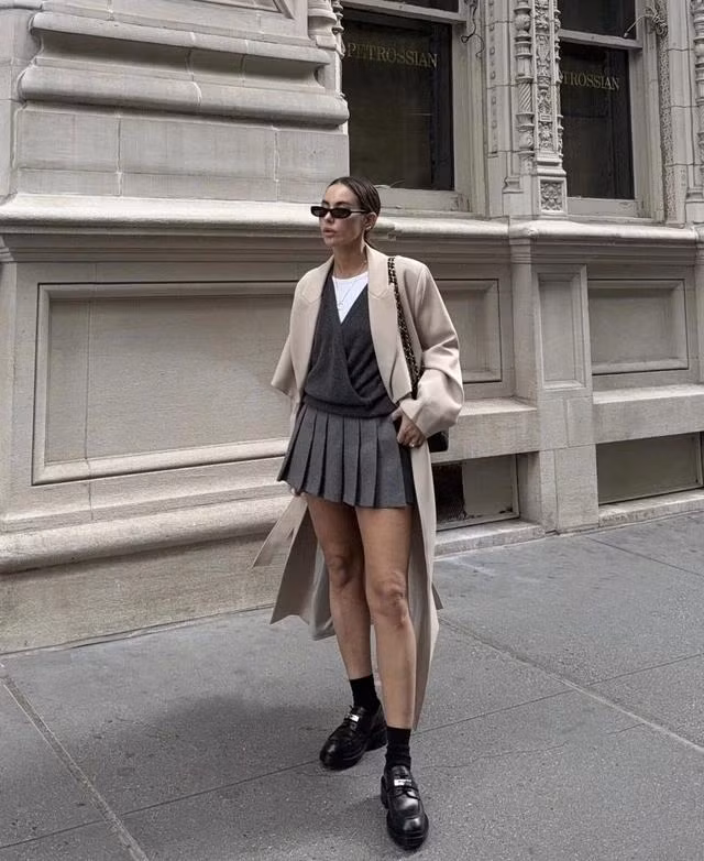 Giày loafer bắt nguồn từ thời trang phương Tây, chúng rất hợp để phối cùng phong cách preppy học đường tinh nghịch, thanh thuần. Cô nàng Madina Archkova "hack tuổi" trẻ trung với áo len cổ chữ V, chân váy tennis xếp ly, khoác ngoài áo kaki dáng dài và kết lại bằng một đôi giày loafer da lì. Trang sức kim loại mạ vàng và kính râm không viền là những món phụ kiện trendy giúp bản phối thêm đặc biệt cá tính. Ảnh @madina_mariposa Giày loafer bắt nguồn từ thời trang phương Tây, chúng rất hợp để phối cùng phong cách preppy học đường tinh nghịch, thanh thuần. Cô nàng Madina Archkova "hack tuổi" trẻ trung với áo len cổ chữ V, chân váy tennis xếp ly, khoác ngoài áo kaki dáng dài và kết lại bằng một đôi giày loafer da lì. Trang sức kim loại mạ vàng và kính râm không viền là những món phụ kiện trendy giúp bản phối thêm đặc biệt cá tính. Ảnh @madina_mariposa