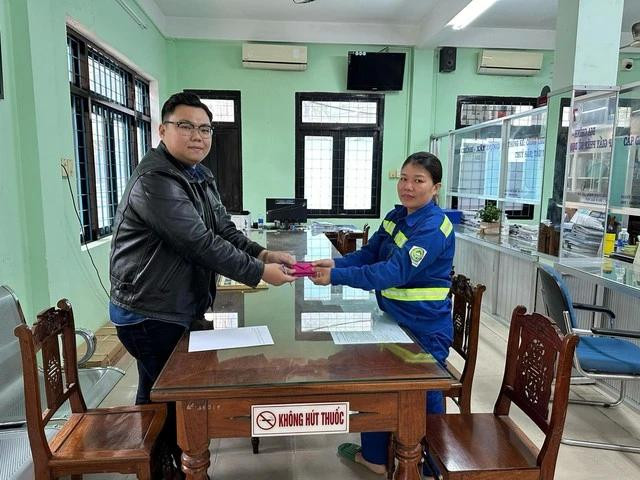 Chị Nguyễn Thị Trách trao chiếc ví cho Sở Du lịch TP.Đà Nẵng để liên hệ trả lại cho du khách. ẢNH: NGUYỄN TÚ Chị Nguyễn Thị Trách trao chiếc ví cho Sở Du lịch TP.Đà Nẵng để liên hệ trả lại cho du khách. ẢNH: NGUYỄN TÚ