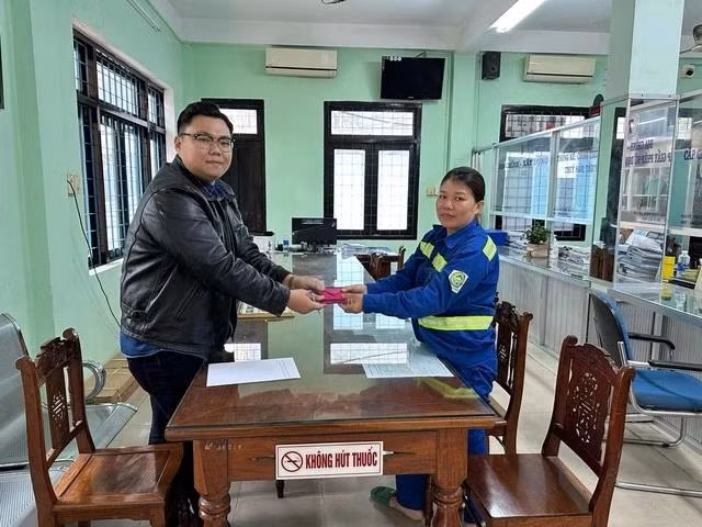 Chị Nguyễn Thị Trách trao chiếc ví cho Sở Du lịch TP.Đà Nẵng để liên hệ trả lại cho du khách. ẢNH: NGUYỄN TÚ