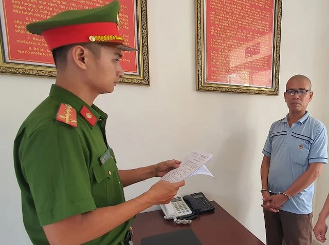 Cơ quan điều tra thi hành lệnh bắt tạm giam ông Đỗ Đăng Thu để điều tra về hành vi giết người Cơ quan điều tra thi hành lệnh bắt tạm giam ông Đỗ Đăng Thu để điều tra về hành vi giết người