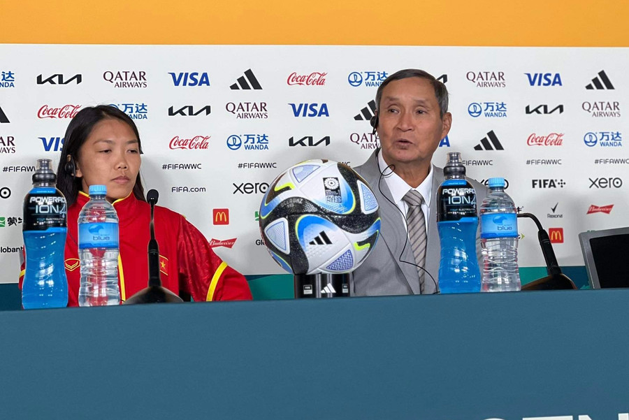 HLV Mai Đức Chung họp báo HLV Mai Đức Chung họp báo