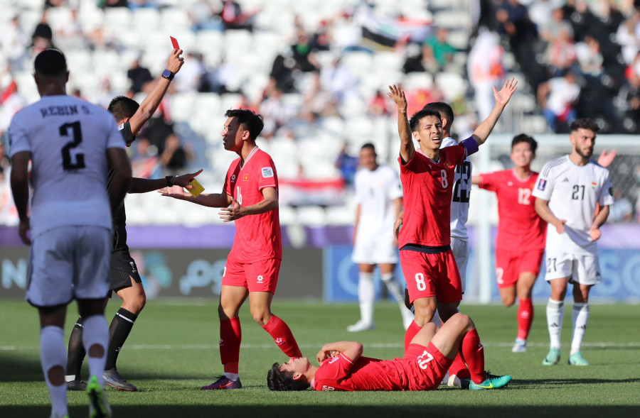 Khuất Văn Khang (nằm) bị trọng tài truất quyền thi đấu khi phải nhận 2 thẻ vàng