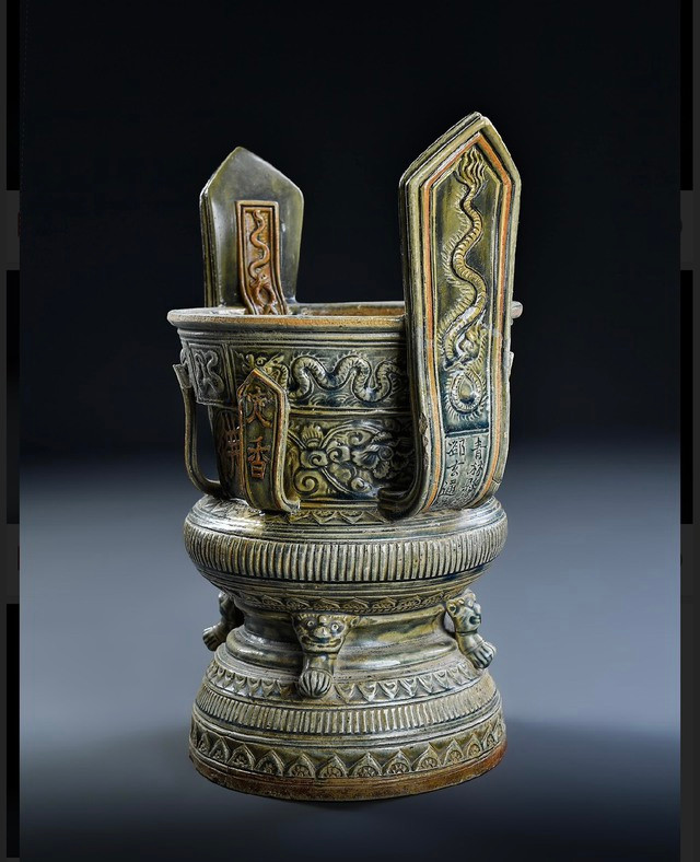 Lư hương do tầng lớp quý tộc, hoàng thân quốc thích đặt làm cung tiến vào nơi tôn nghiêm hay quốc tự Lư hương do tầng lớp quý tộc, hoàng thân quốc thích đặt làm cung tiến vào nơi tôn nghiêm hay quốc tự