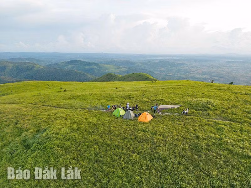 Hạ trại trên đỉnh thảo nguyên. Hạ trại trên đỉnh thảo nguyên.