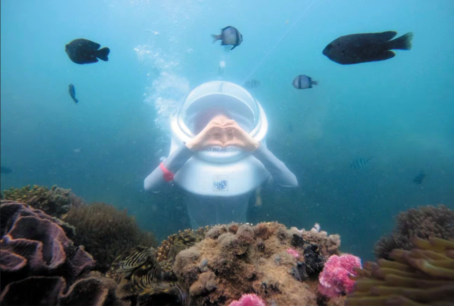 Phóng viên Kim Ji-won trải nghiệm đi dạo trên biển