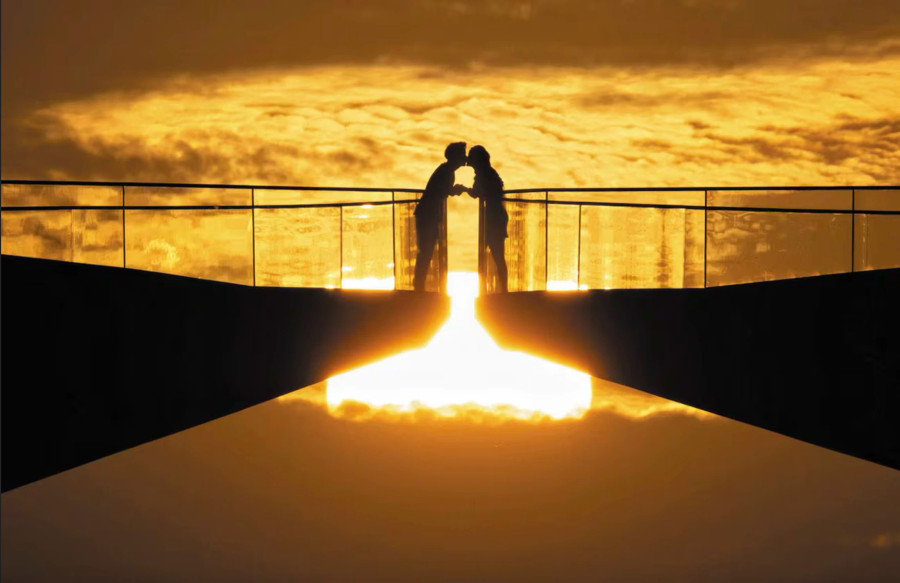 Phóng viên Kim Ji-won đặc biệt ấn tượng với khung cảnh hoàng hôn tại Cầu Hôn.