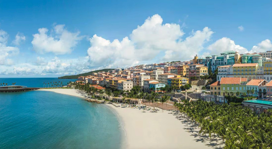 Sunset Town nằm ở phía Nam Phú Quốc. Các tòa nhà và tác phẩm điêu khắc mang họa tiết châu Âu nằm trước bãi biển, mang đến khung cảnh kỳ lạ. Ảnh đăng trên Chosun Ilbo