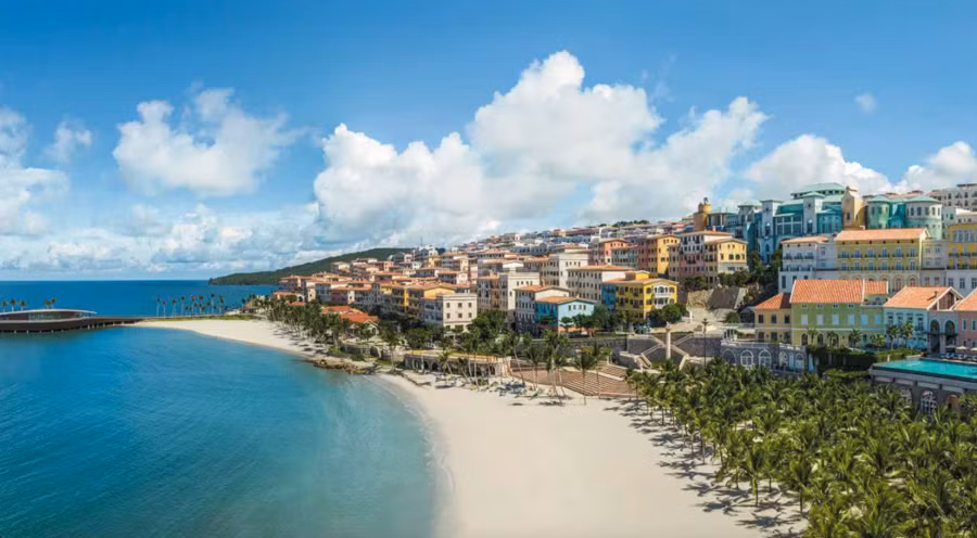 Sunset Town nằm ở phía Nam Phú Quốc. Các tòa nhà và tác phẩm điêu khắc mang họa tiết châu Âu nằm trước bãi biển, mang đến khung cảnh kỳ lạ. Ảnh đăng trên Chosun Ilbo