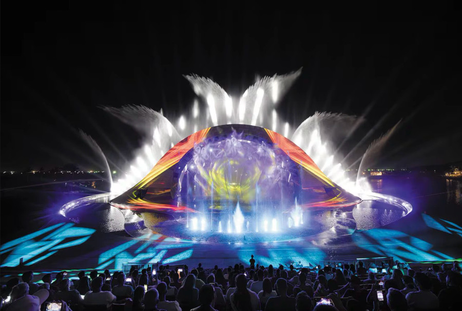 Vở diễn &quot;Nụ hôn của biển&quot; được trình diễn tại nhà hát ngoài trời ở Sunset Town