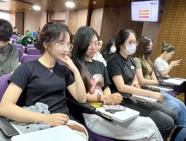 Sinh viên ngành truyền thông tại hội thảo. Ảnh MỸ QUYÊN