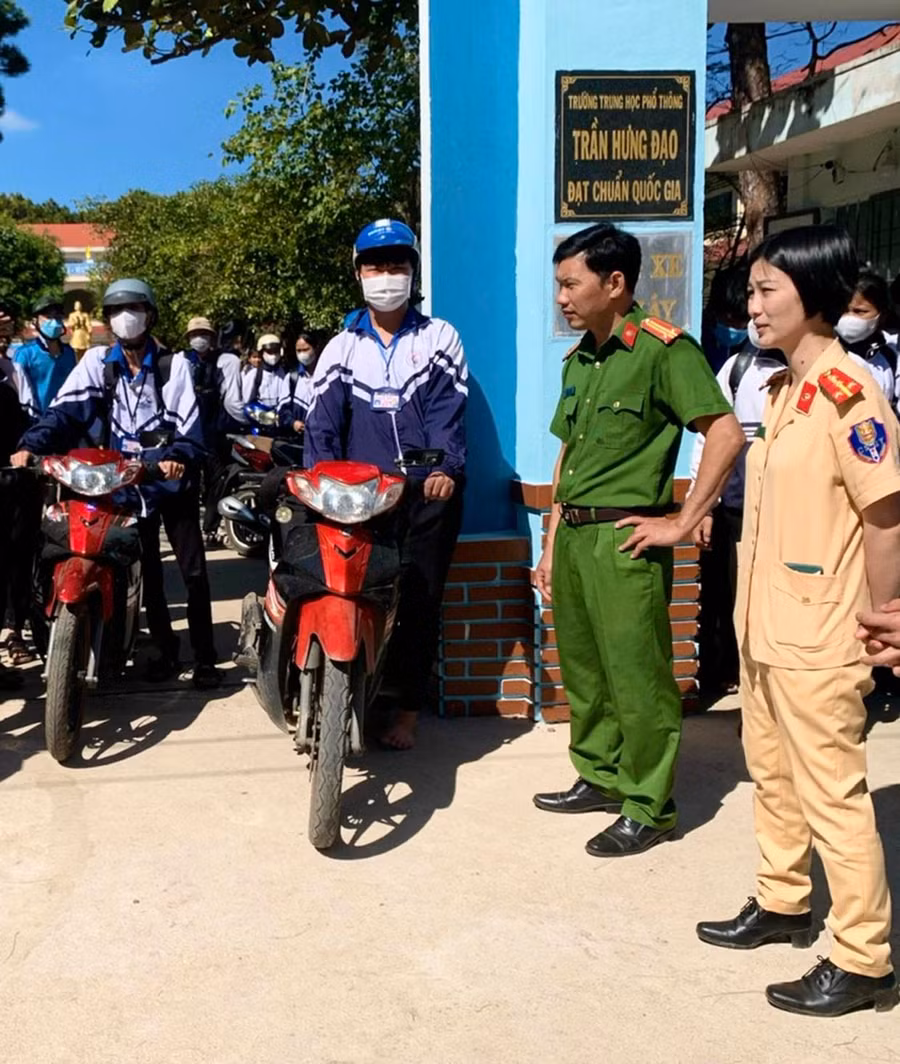 Lực lượng Công an huyện Mang Yang tuyên truyền cho các em học sinh về mô hình “Cổng trường an toàn giao thông”. Ảnh: M.P