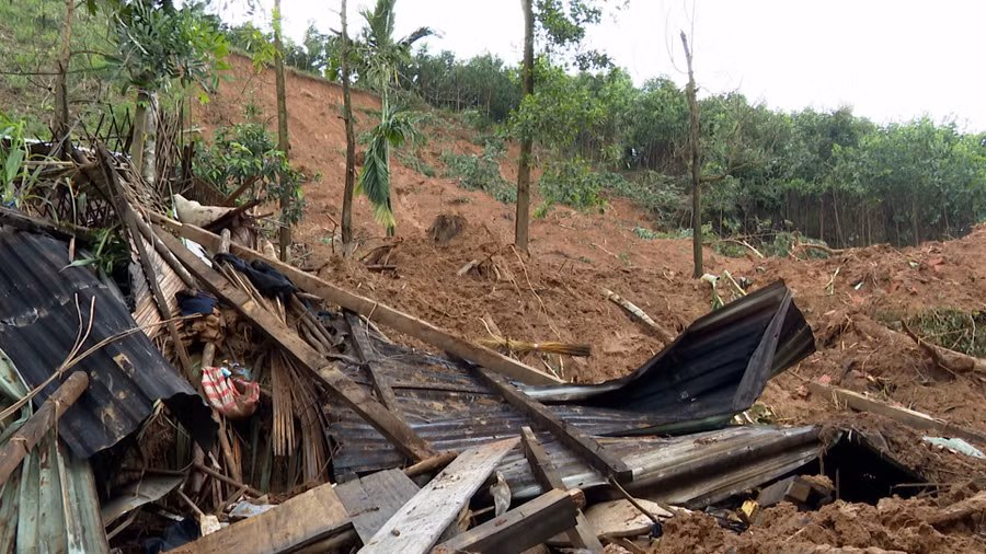 Nóc ông Sinh bị sạt lở hồi tháng 10/2020