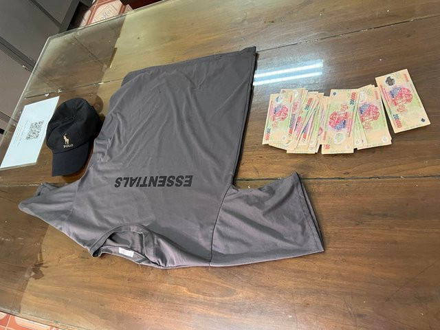 Số tiền tang vật Trần Tiến Thành mang theo trên người khi bị công an bắt giữ. Ảnh: BẮC HÀ