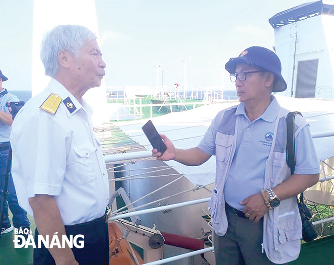 Phỏng vấn Cựu chiến binh Trần Văn Liên trên tàu Kiểm ngư KN 390. Ảnh: T.TÙNG Phỏng vấn Cựu chiến binh Trần Văn Liên trên tàu Kiểm ngư KN 390. Ảnh: T.TÙNG