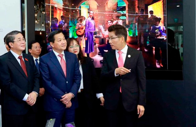 Phó Thủ tướng Lê Minh Khái mong muốn Samsung sẽ trở thành nuôi dưỡng nhân tài ưu tú của Việt Nam và là nơi nghiên cứu, phát minh, phát triển và ứng dụng những công nghệ hàng đầu thế giới. Ảnh VGP Phó Thủ tướng Lê Minh Khái mong muốn Samsung sẽ trở thành nuôi dưỡng nhân tài ưu tú của Việt Nam và là nơi nghiên cứu, phát minh, phát triển và ứng dụng những công nghệ hàng đầu thế giới. Ảnh VGP