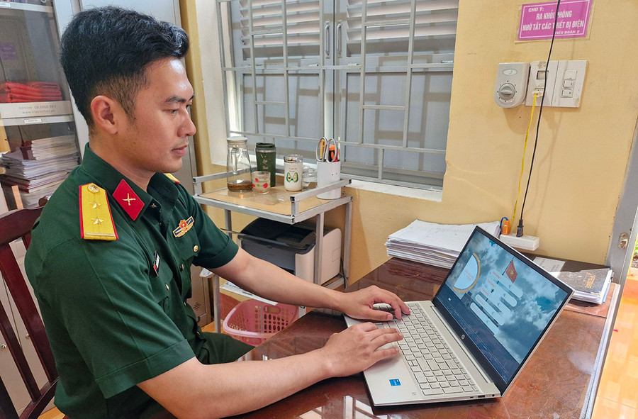 Theo Trung úy Nguyễn Lương Thế, sách nói có thể cài đặt trong máy tính hoặc điện thoại để tra cứu mọi lúc, mọi nơi. Ảnh: V.H